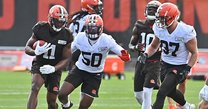 After huddling up, the Browns are sticking with their young linebackers to fill the void of injured Mack Wilson. (USAToday)