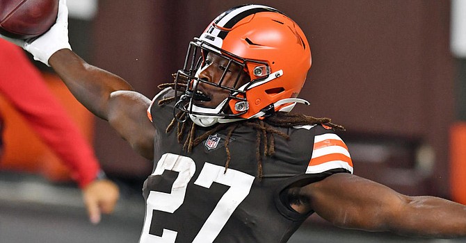 Kareem Hunt joined Nick Chubb in a second-half charge that put away the Bengals in a 35-30 Browns win. (CBSsports.com)