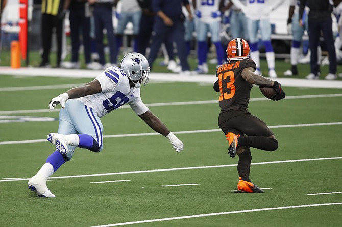 Kareem Hunt gets his first touchdown in a Browns uniform and gets some help  from Jarvis Landry to keep the ball 