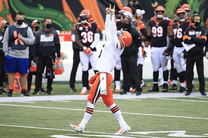 Joe Burrow and Baker Mayfield duel in an up-and-down first half