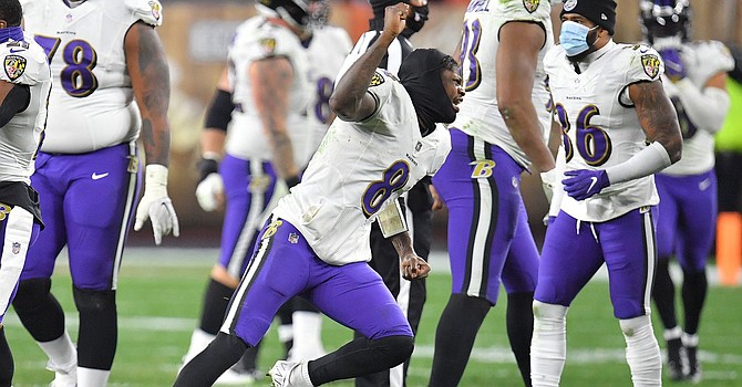 The Cleveland Browns defense celebrates in the end zone after an News  Photo - Getty Images