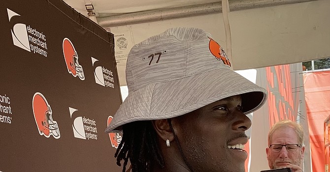 Transformed into a team player willing to block when asked, tight end David Njoku now wants to stay with the Browns for another contract. (TheLandOnDemand)