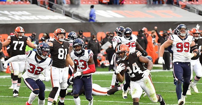 Nick Chubb was untouched on his 26-yard TD run that sealed a 31-21 Browns win. (Getty Images)