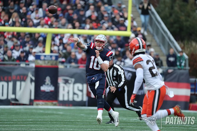 Jones tosses 3 TDs, Mayfield hurt as Pats beat Browns 45-7