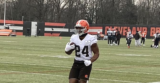 A balmy 38 degrees in Berea felt like freezing, but it didn't stop Nick Chubb from practicing in shorts and short sleeves. Forecasts for Lambeau Field on Saturday call for 33 degrees and a 13% chance of precipitation. (TheLandOnDemand)