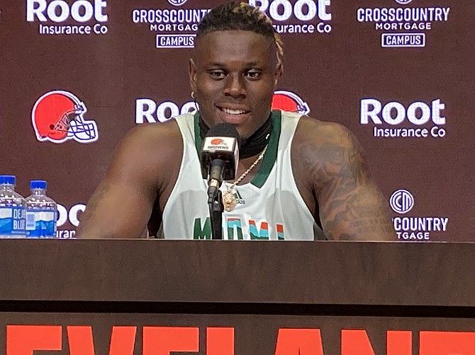 Browns tight end David Njoku lives up to promise to warm up