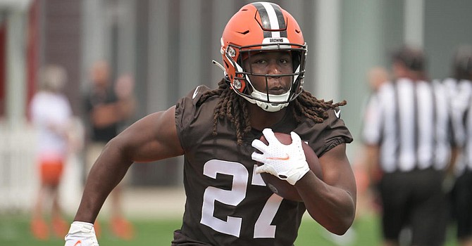 Kareem Hunt can see the Browns' future, and it might not have him in it. That's why the running back wants a new deal or a trade. (USA Today)