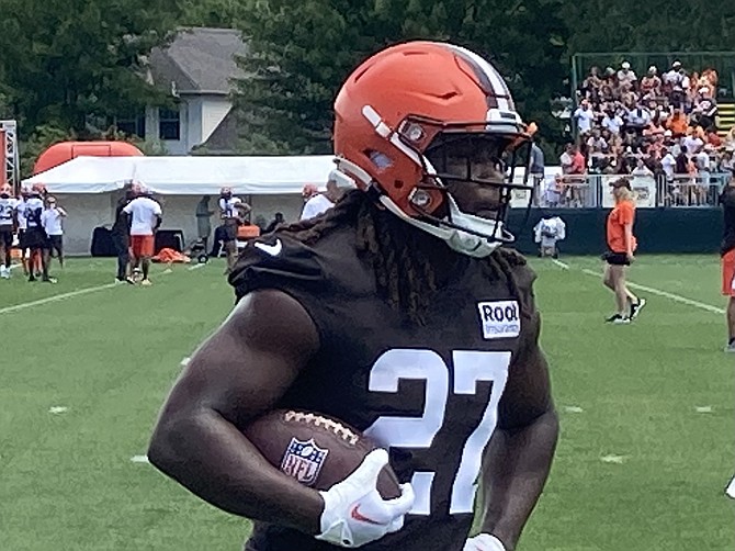 Browns RB Kareem Hunt practices after demanding trade