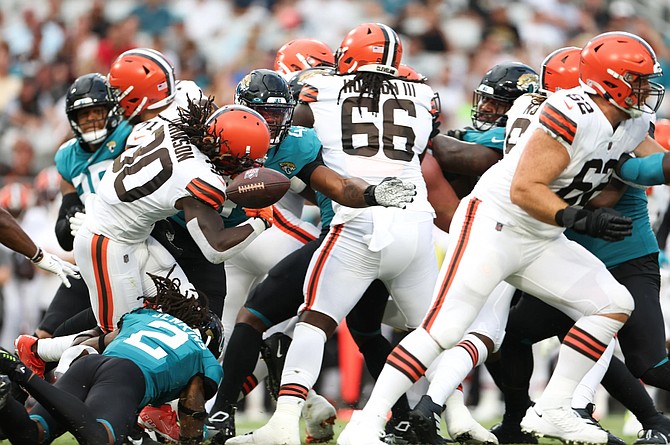 Watson looks rusty, Browns lose center Harris in preseason opener