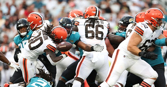 Watson looks rusty, Browns lose center Harris in preseason opener