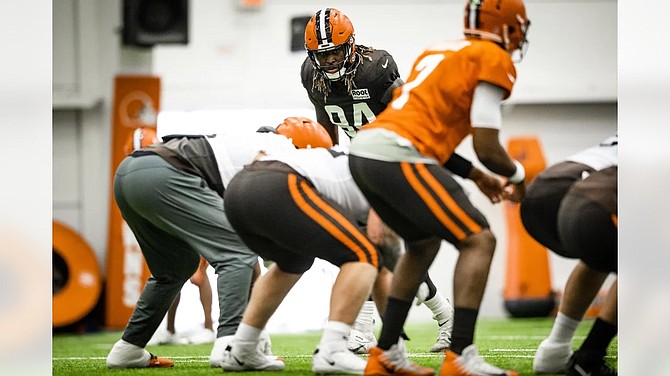 Browns rookie DE Alex Wright learning from the positive and