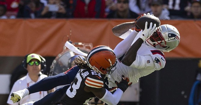 This circus catch by New England's DeVante Parker helped give the Patriots a 3-0 lead early in the game. (USA Today)