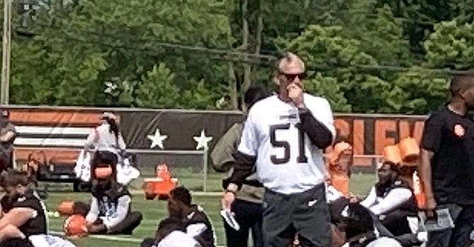 New Browns defensive coordinator Jim Schwartz pays tribute to good work ethic by donning the jersey of players he's pleased with. He honored backup linebacker Jordan Kunaszyk on Wednesday. (TheLandOnDemand)