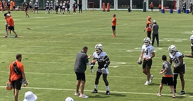 Mike Vrabel has been hands-on with Browns tight ends and special teams in his coaching consultant role and is having fun with the team he grew up rooting for in Akron. (TheLandOnDemand)