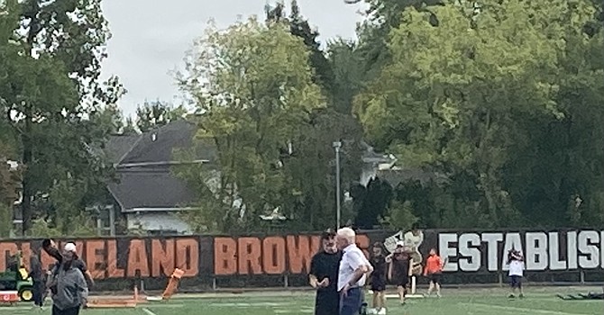 Owner Jimmy Haslam and coach Kevin Stefanski were engaged in deep conversation prior to Browns practice on Thursday. (TheLandOnDemand)