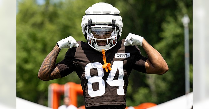 Browns QBs – minus injured Kenny Pickett – come alive on first day in pads