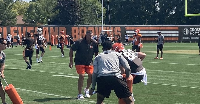 Mike Vrabel parlayed his one-year stint as a coaching consultant in Cleveland in 2024 into the Patriots head coach job. His 5-2 Patriots host the 2-5 Browns on Sunday. (TheLandOnDemand)