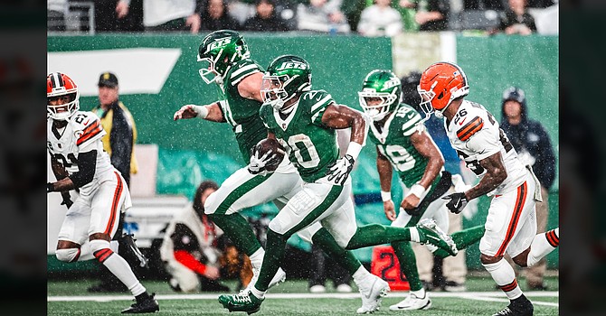 Breece Hall's 42-yard catch-and-run against an all-out blitz was the backbreaker in the Browns' 27-20 loss to the Jets. (New York Jets)