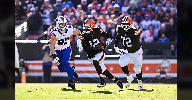 Shedeur Sanders scrambled effectively to avoid sacks. He had three runs for 35 yards in the first half. (Cleveland Browns)