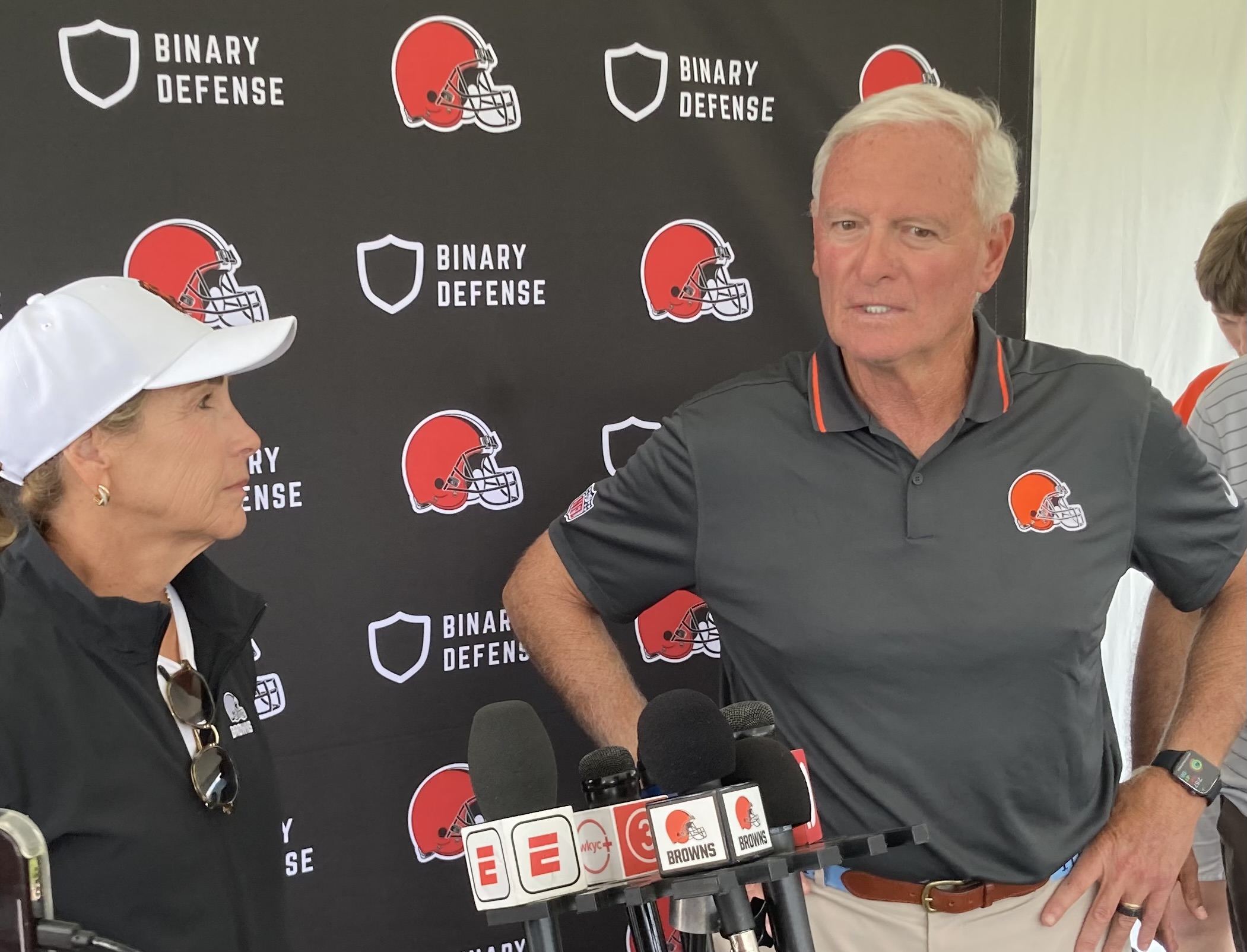 Browns owners Dee and Jimmy Haslam optimistic about season, but not putting  playoff pressure on team